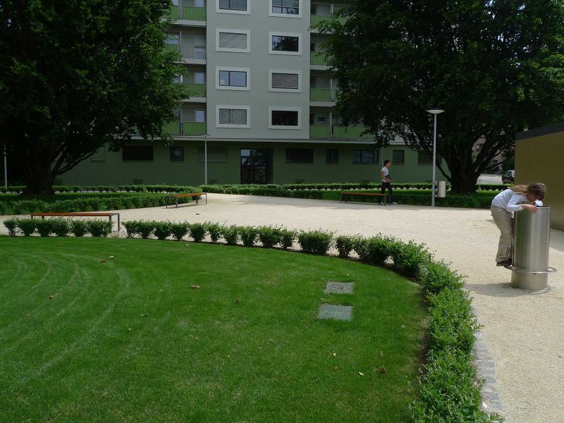 Die neue Mitte des Platzes mit chaussierten Wegen, Sitzbänken und einem Trinkbrunnen