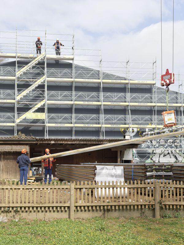Die Beachvolleyhalle in Bern während des Abbaus